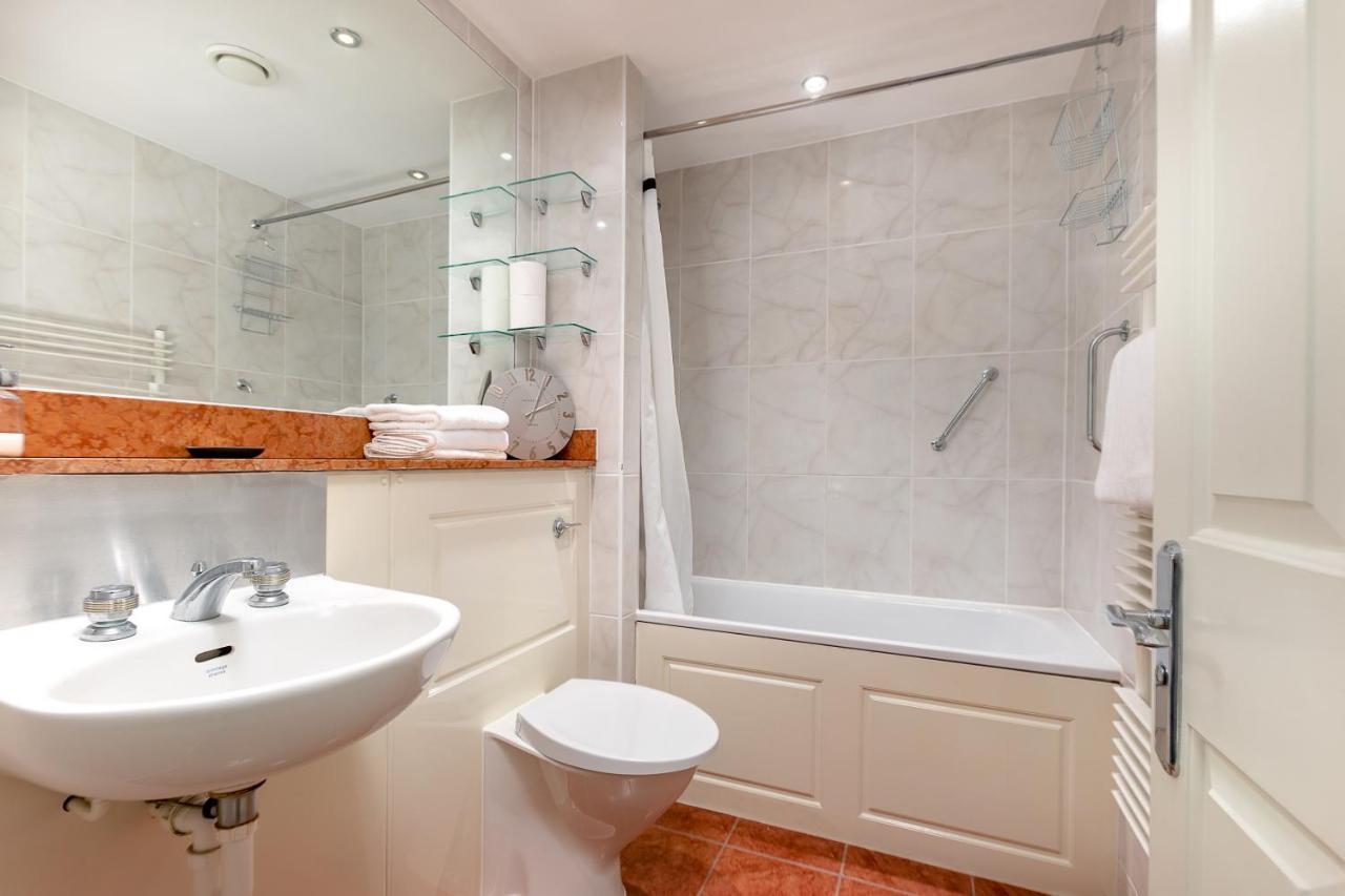 Point West Apartments Лондон Экстерьер фото