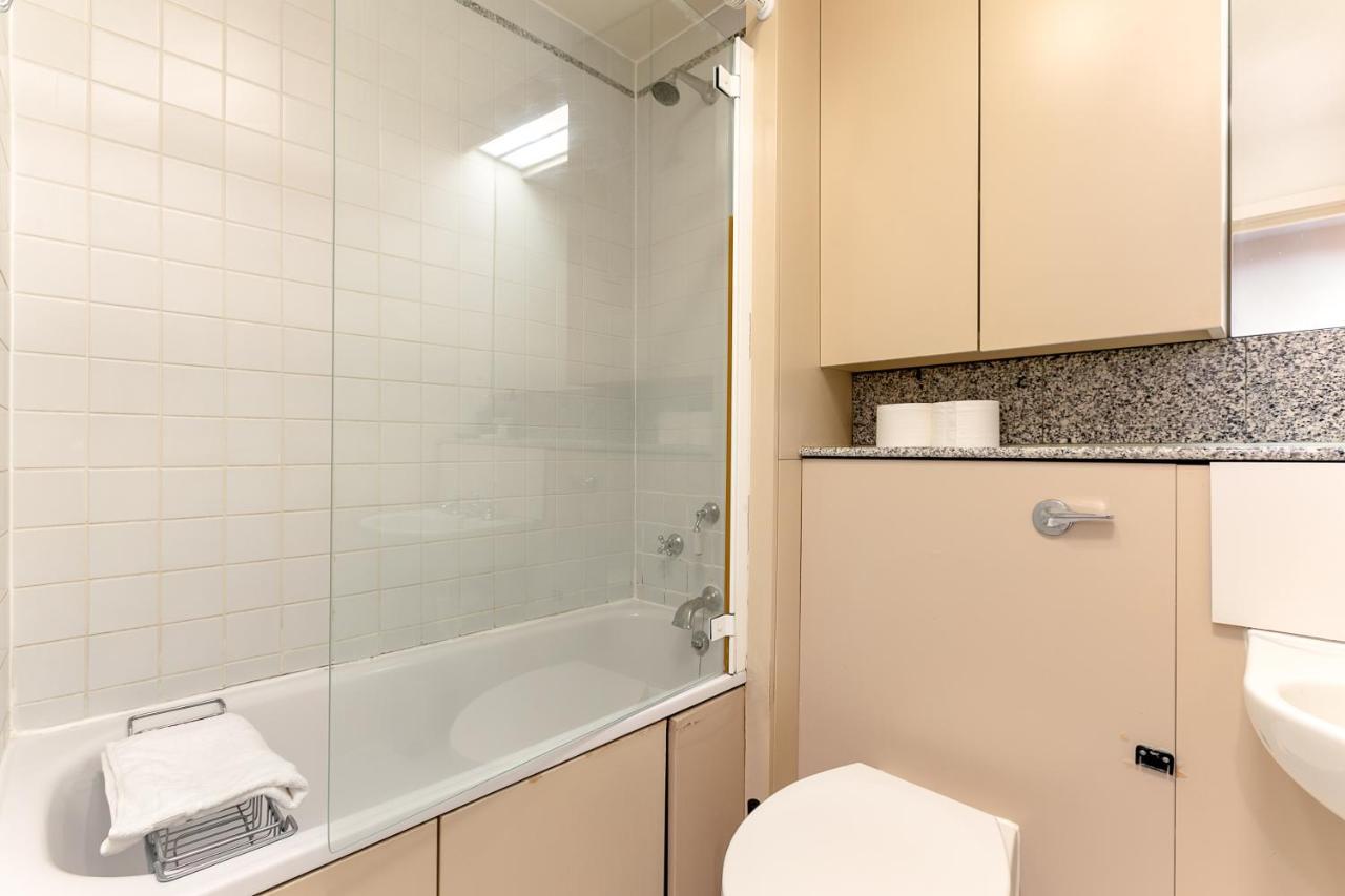 Point West Apartments Лондон Экстерьер фото