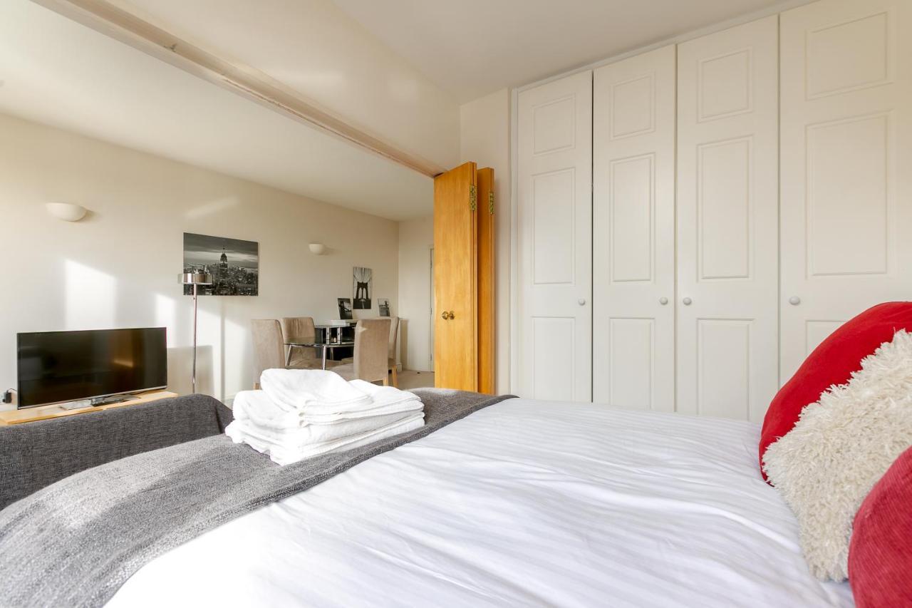 Point West Apartments Лондон Экстерьер фото