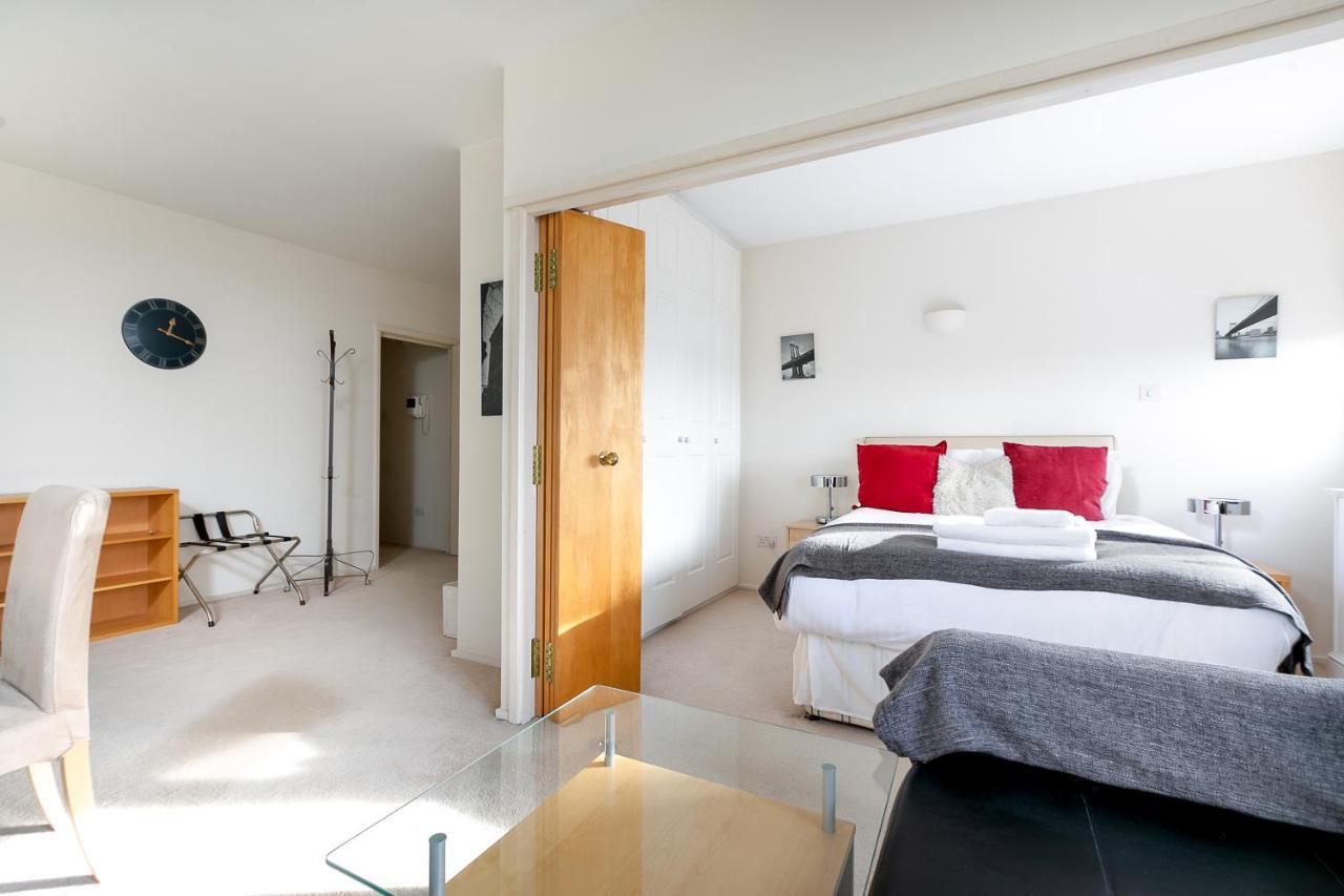 Point West Apartments Лондон Экстерьер фото