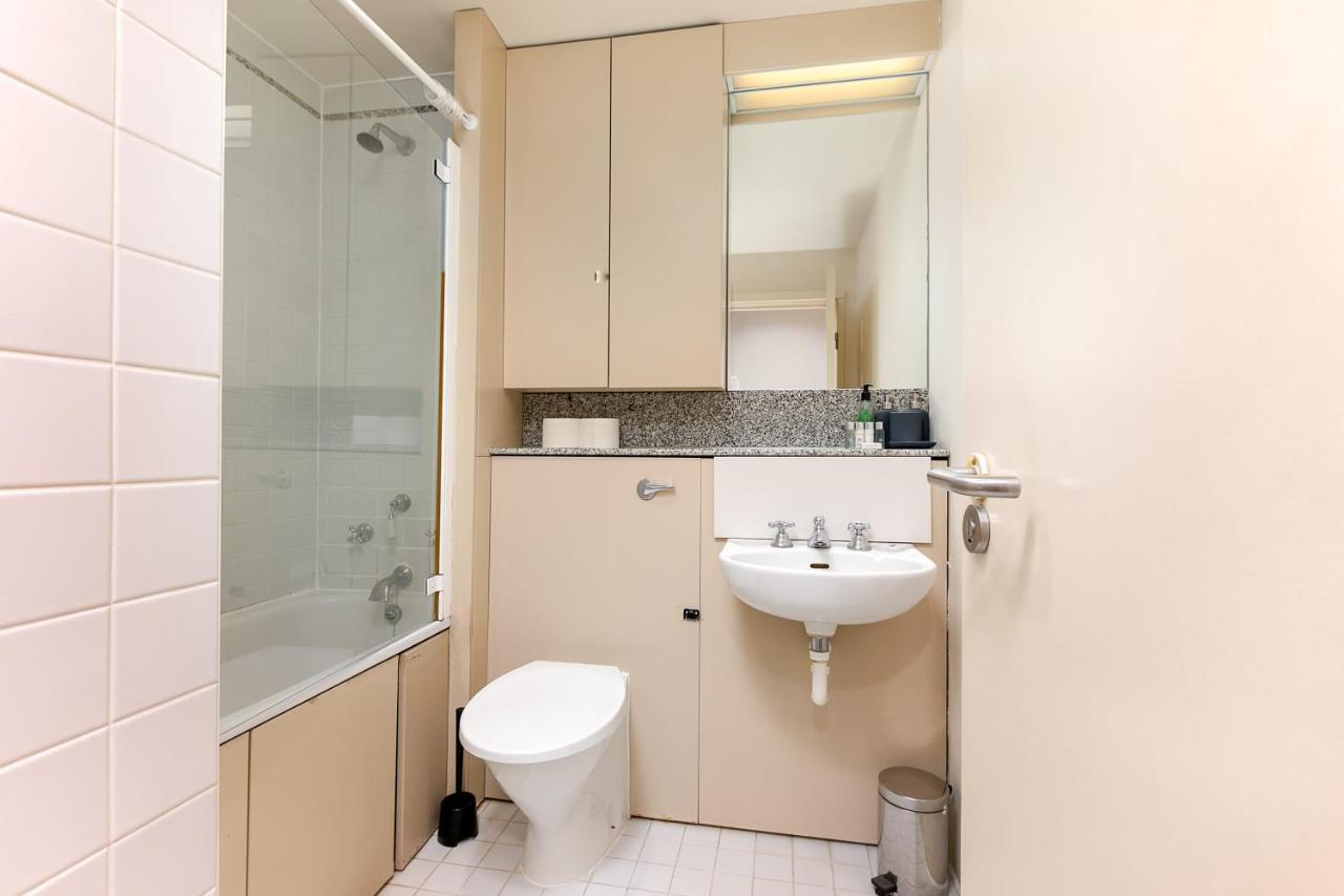 Point West Apartments Лондон Экстерьер фото